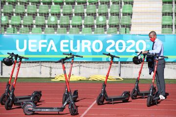 Los jugadores y cuerpo técnico se mueven en patinete durante su concentración para la Eurocopa por la Ciudad de Fútbol de una manera tan divertida y respetuosa para el medio ambiente como es el patinete eléctrico