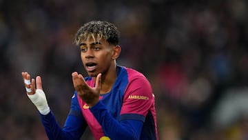 BARCELONA, 02/03/2025.- El delantero del FC Barcelona Lamine Yamal durante el partido de LaLiga EA Sports entre FC Barcelona y Real Sociedad, este domingo en el estadio Olímpico de Montjuic de Barcelona. EFE/ Alejandro García