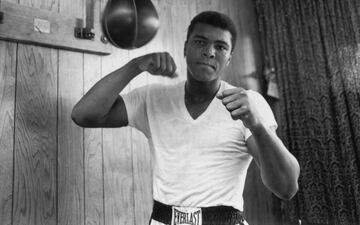 El más grande del deporte de los puños, Ali no sólo revolucionó la historia del boxeo, sino que también marcó un antes y un después fuera del ring. Su récord terminó en 56 victorias y cinco derrotas, la más recordada ante Frazier en "La Pela del Siglo”. En 1990 ingresó al Salón de la Fama. Su activismo político y profunda conciencia social le convirtieron en un símbolo de la lucha por la igualdad y los derechos.