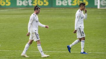 Bale y Varane abandonan cabizbajos el terreno de juego de Ipurua el pasado s&aacute;bado.