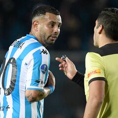Hinchas de Racing protestan contra Edwin Cardona