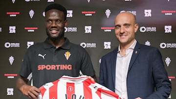 27-08-25. DAVID GUERRA, PRESIDENTE EJECUTIVO, POSA CON MAMADOU LOUM EN LA PRESENTACIÓN DEL SENEGALÉS