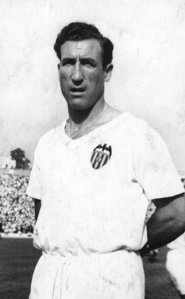 Nicolás Santacatalina, centrocampista valenciano nacido en el Puerto de Sagunto, tuvo un breve paso por el FC Barcelona en la temporada 1940/41, donde jugó 18 partidos tras ser fichado directamente por ojeadores que lo vieron destacar con el Castellón. Aunque mostró entrega y calidad, no logró consolidarse entre las figuras del equipo y regresó pronto al club de La Plana. En 1947, fichó por el Valencia CF, donde vivió su etapa más brillante: formó una legendaria pareja de medios con Antonio Puchades y llegó a disputar 77 partidos consecutivos, estableciendo un récord en el club. Su estilo combativo y preciso lo convirtió en un referente en Mestalla durante varias temporadas.