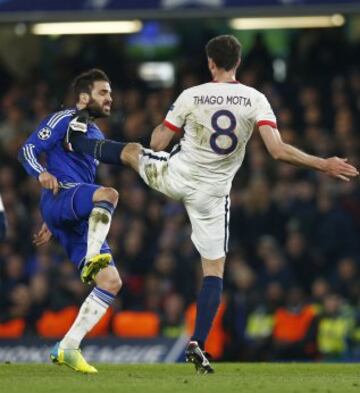 El jugador del PSG, Thiago Motta,  parece no tener interés en el balón y sí en frenar el avance de Cesc, jugador del Chelsea, durante el partido de Champions League. 