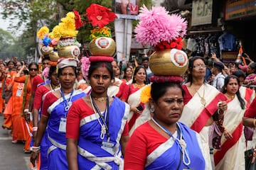 La gente asiste a una manifestación para conmemorar el Día Internacional de la Mujer en Calcuta, India.