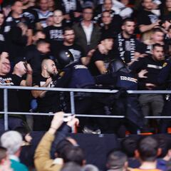 La Policía carga contra aficionados del Partizán