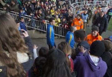Una aficionada del Real Madrid en el entrenamiento del Barça