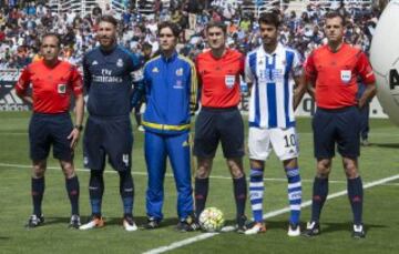 El árbitro Undiano Mallenco acompañado por sus asistentes Barbero Sevilla y Zancada Lobato, el cuarto árbitro Leo Ollo y los capitanes Sergio Ramos y Xabi Prieto. 