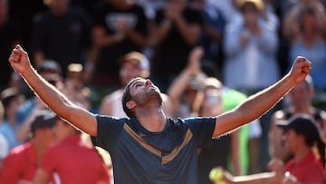 Facundo Díaz Acosta celebra su victoria contra Nicolás Jarry en Buenos Aires.