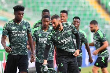 Karim Benzema durante el entrenamiento del equipo en el Celtic Park de Glasgow.