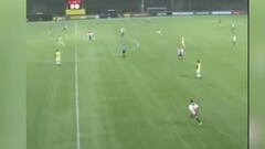 El gol del momento: juvenil del Ajax deleitó con este zapatazo