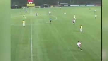 El gol del momento: juvenil del Ajax deleitó con este zapatazo