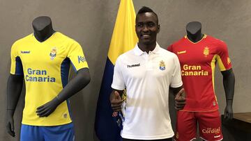 Drolé, con las equipaciones de Las Palmas.