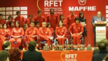 <b>PRIMER PASO. </b>Los seleccionados para 2008 en profesionales (masculino y femenino), júniors, silla de ruedas y veteranos posaron con el chándal 'neutro' de España.