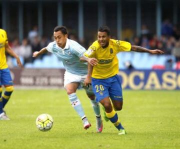 El centrocampista chileno del Celta de Vigo, Fabián Orellana, pugna por un balón con el centrocampista de Las Palmas, Jonathan Viera, en el partido de la tercera jornada de Liga jugado en el estadio de Balaídos. 