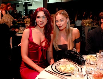 Dua Lipa tuvo un papel especial en la pel¨ªcula 'Barbie' (2023), donde interpret¨® a Barbie Sirena. Adem¨¢s de su actuaci¨®n, tambi¨¦n contribuy¨® a la banda sonora con la canci¨®n 'Dance the Night', que se convirti¨® en uno de los temas principales del filme.
