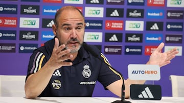 Chus Mateo, entrenador del Real Madrid, en una rueda de prensa.