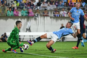 Iñaki Peña detiene un tiro desviado por Kalvin Phillips.