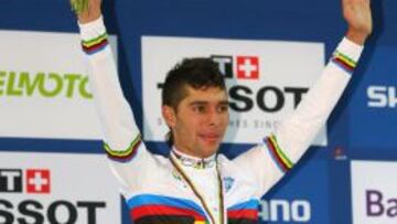 Fernando Gaviria luce con orgullo su camiseta 'arco iris'