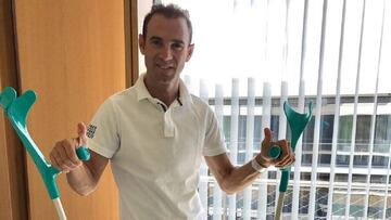 Alejandro Valverde posa de pie con unas muletas en el Hospital de D&uuml;sseldorf.