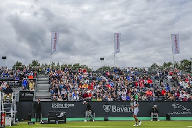 El torneo de "'s-Hertogenbosch", conocido actualmente como Libema Open, y celebrado en Países Bajos, es uno de los torneos que inauguran la temporada de hierba. El evento, incluido desde 1990 en el circuito masculino y desde 1996 también en el femenino, y de categoría 250, ha contado con dos ganadores españoles: Ferrer en dos ocasiones (2008, 2012) y Bautista (2014). Este año vuelve a celebrarse tras no disputarse la temporada pasada debido a la pandemia.