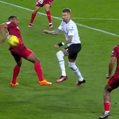 Iturralde sobre el penalti no señalado al Valencia: “Tiene la mano abajo y no se hace más grande con ella”