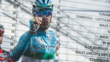 Nibali en el control de firmas previo a una carrera.