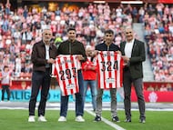 07-04-26. CARMONA Y SASTRE, ENTRE JIMÉNEZ Y JOAQUÍN, EN EL HOMENAJE QUE LES RINDIÓ EL SPORTING EN EL MOLINÓN.