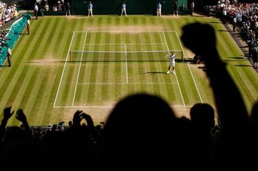 Federer responds to equal Connors’ Wimbledon record