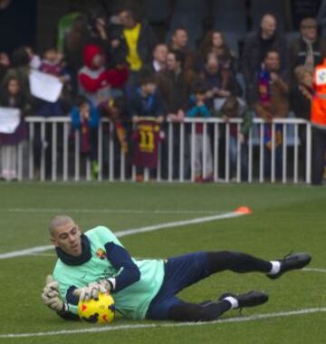 El Barcelona se entrenó arropado por una multitud de aficionados que acudió al entrenamiento en una jornada de puertas abiertas. Víctor Valdés.
