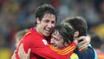 Capdevila, con Puyol y Casillas.