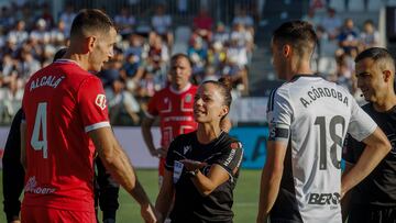 BURGOS, 18/08/2024. - El partido de fútbol entre el Burgos CF y el FC Cartagena de la Liga Hypermotion ha sido arbitrado por Marta Huerta de Aza que se ha convertido en la primera mujer en dirigir, como árbitro principal, un partido de la Liga Hypermotion. EFE/Santi Otero