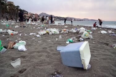 Restos de basura en la playa de La Malagueta de Málaga. 