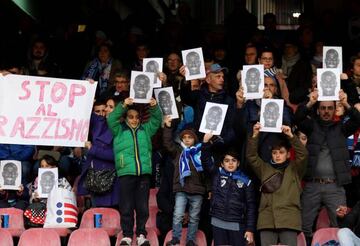Aficionados del Nápoles mostrando su apoyo a Koulibaly durante el partido ante el Bolonia.