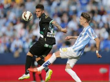 Centrocampista argentino del Córdoba Bruno Zuculini  lucha por el balón ante el delantero del Málaga Samuel Castillejo