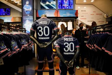 Numerosos aficionados del Paris Saint-Germain se han agolpado en la puerta de la tienda oficial del estadio para conseguir una camiseta del astro argentino.