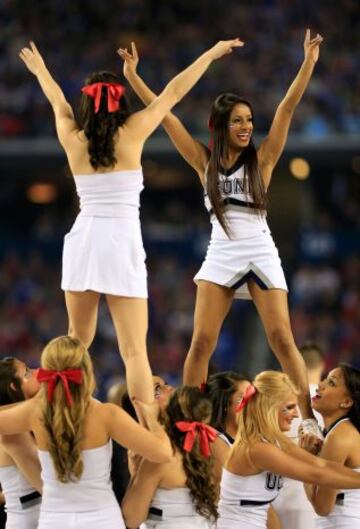 Las cheerleaders de los Huskies en acción.