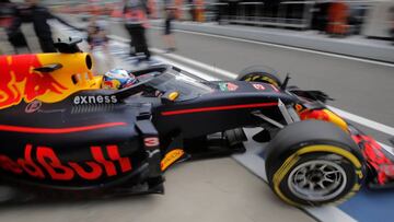 Ricciardo saliendo con la c¨²pula en el Red Bull el viernes de Sochi.
