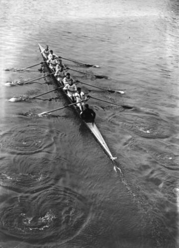 Marzo de 1908, el equipo de la Universidad de Oxford durante la competici¨®n visto desde el puente Hammersmith.