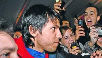 <b>EXPECTACIÓN. </b>500 seguidores acudieron ayer a la estación del AVE de Málaga para esperar al Atlético. Agüero fue el más solicitado.