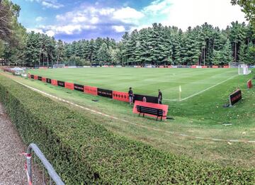 Los equipos de la cantera y la escuela también tienen su propio campo de entrenamiento. Ellos cuentan con todo el respaldo y con un autobús que los transporta dos veces al día.