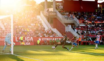 Pase magistral con el exterior de Bellingham desde la izquierda que superó a la defensa del Girona y llegó Joselu en el segundo palo para rematar desde muy cerca y batir a Gazzaniga, que pudo hacer más, metiéndose en la portería.