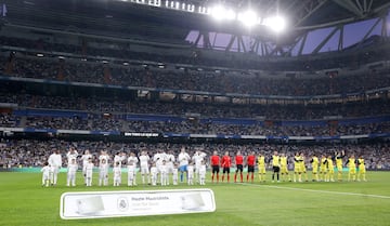 Ambos equipos forman antes del partido.