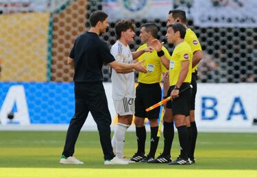 Xabi Alonso, con el árbitro Facundo Tello después del partido.