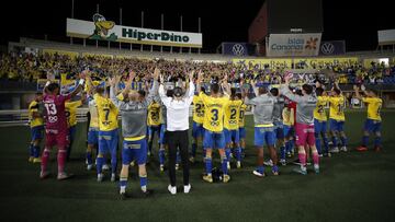 La UD Las Palmas celebra con su afición.