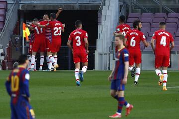 Para la parte complementaria llegaría el tormento del Barcelona, pues no supieron capitalizar sus jugadas a la ofensiva y Granada solamente necesitó de dos llegadas claras para la voltereta.