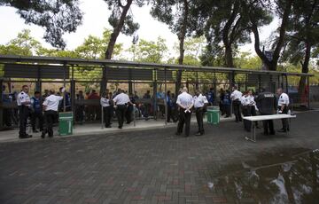 Un grupo de aficionados esperan en las puertas del recinto del Camp Nou. 