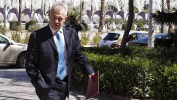 El entrenador mexicano emul&oacute; al &aacute;rbitro para tratar de despistar al rival en duelo en que su equipo Al Whada igual&oacute; sin goles.
 
 
 
 
 Foto del El exentrenador del Zaragoza Javier Aguirre a su llegada a los juzgados de la ciudad de la justicia de Valencia para declarar en los presuntos ama&amp;#xf1;os del encuentro de liga entre el Levante Ud y el Zaragoza
 
 27/03/2015/ MEXSPORT / Cordon Press
 
 
 
 