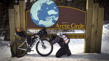 El ciclista italiano Omar Di Felice, junto a su bicicleta en la Ruta del C&iacute;rculo Polar &Aacute;rtico en su aventura de dar la vuelta al mundo a trav&eacute;s del &Aacute;rtico.