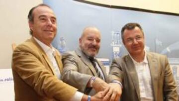 <b>LA SOLIDARIDAD SE LLEVA. </b>Miguel Zerolo, alcalde de Santa Cruz de Tenerife, Miguel Concepción y el concejal Ignacio González.